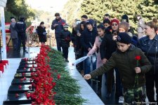 Azərbaycan ictimaiyyəti 20 Yanvar faciəsi qurbanlarının əziz xatirəsini yad edir (FOTO)