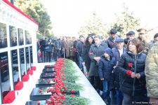 Azərbaycan ictimaiyyəti 20 Yanvar faciəsi qurbanlarının əziz xatirəsini yad edir (FOTO)