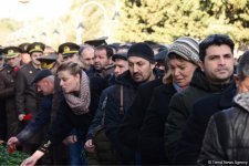 Azərbaycan ictimaiyyəti 20 Yanvar faciəsi qurbanlarının əziz xatirəsini yad edir (FOTO)