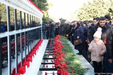 Azərbaycan ictimaiyyəti 20 Yanvar faciəsi qurbanlarının əziz xatirəsini yad edir (FOTO)