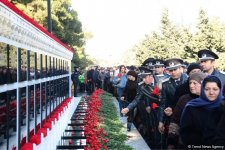Azərbaycan ictimaiyyəti 20 Yanvar faciəsi qurbanlarının əziz xatirəsini yad edir (FOTO)