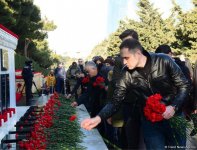 Azərbaycan ictimaiyyəti 20 Yanvar faciəsi qurbanlarının əziz xatirəsini yad edir (FOTO)