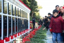 Azərbaycan ictimaiyyəti 20 Yanvar faciəsi qurbanlarının əziz xatirəsini yad edir (FOTO)
