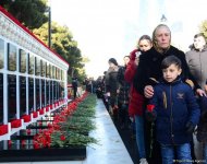 Azərbaycan ictimaiyyəti 20 Yanvar faciəsi qurbanlarının əziz xatirəsini yad edir (FOTO)