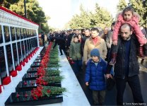 Azərbaycan ictimaiyyəti 20 Yanvar faciəsi qurbanlarının əziz xatirəsini yad edir (FOTO)