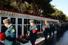 Azərbaycan ictimaiyyəti 20 Yanvar faciəsi qurbanlarının əziz xatirəsini yad edir (FOTO)