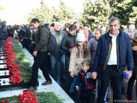 Azərbaycan ictimaiyyəti 20 Yanvar faciəsi qurbanlarının əziz xatirəsini yad edir (FOTO)