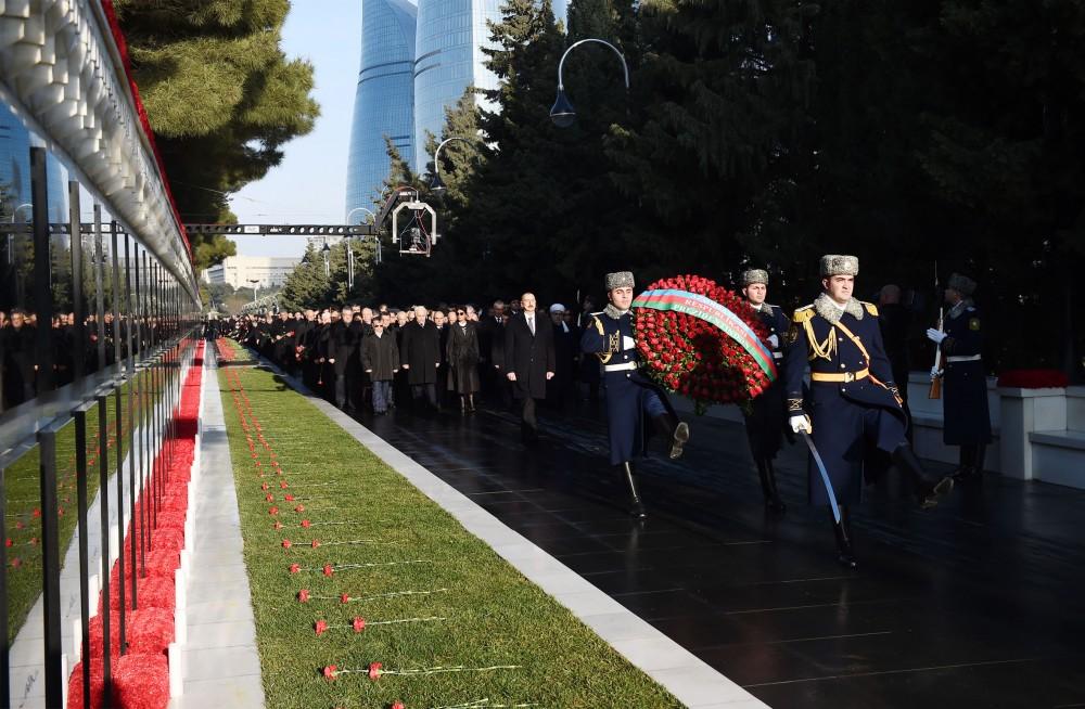 Prezident İlham Əliyev və birinci xanım Mehriban Əliyeva 20 Yanvar şəhidlərinin əziz xatirəsini yad ediblər (YENİLƏNİB) (FOTO)