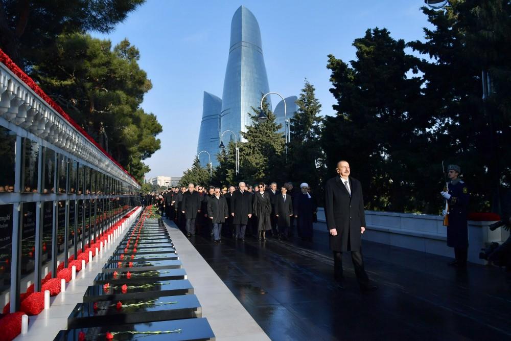 Prezident İlham Əliyev və birinci xanım Mehriban Əliyeva 20 Yanvar şəhidlərinin əziz xatirəsini yad ediblər (YENİLƏNİB) (FOTO)