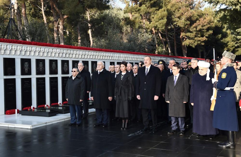 Prezident İlham Əliyev və birinci xanım Mehriban Əliyeva 20 Yanvar şəhidlərinin əziz xatirəsini yad ediblər (YENİLƏNİB) (FOTO)