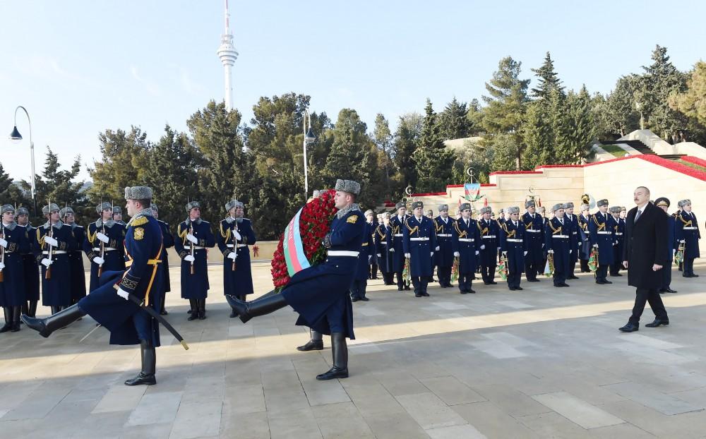 Prezident İlham Əliyev və birinci xanım Mehriban Əliyeva 20 Yanvar şəhidlərinin əziz xatirəsini yad ediblər (YENİLƏNİB) (FOTO)