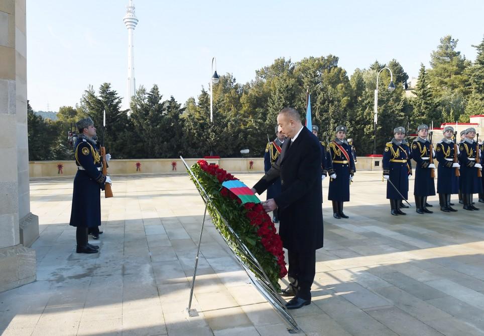 Prezident İlham Əliyev və birinci xanım Mehriban Əliyeva 20 Yanvar şəhidlərinin əziz xatirəsini yad ediblər (YENİLƏNİB) (FOTO)