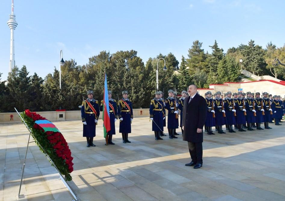 Prezident İlham Əliyev və birinci xanım Mehriban Əliyeva 20 Yanvar şəhidlərinin əziz xatirəsini yad ediblər (YENİLƏNİB) (FOTO)