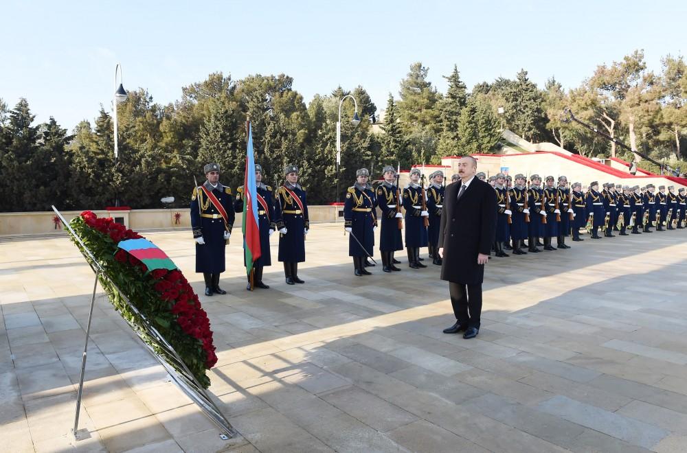 Prezident İlham Əliyev və birinci xanım Mehriban Əliyeva 20 Yanvar şəhidlərinin əziz xatirəsini yad ediblər (YENİLƏNİB) (FOTO)