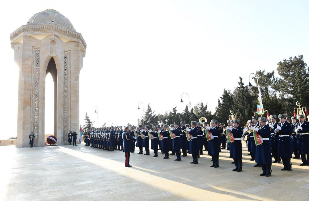 Prezident İlham Əliyev və birinci xanım Mehriban Əliyeva 20 Yanvar şəhidlərinin əziz xatirəsini yad ediblər (YENİLƏNİB) (FOTO)