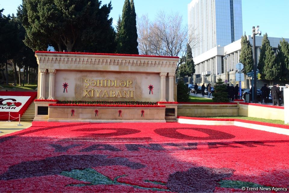 Azərbaycan ictimaiyyəti 20 Yanvar faciəsi qurbanlarının əziz xatirəsini yad edir (FOTO)