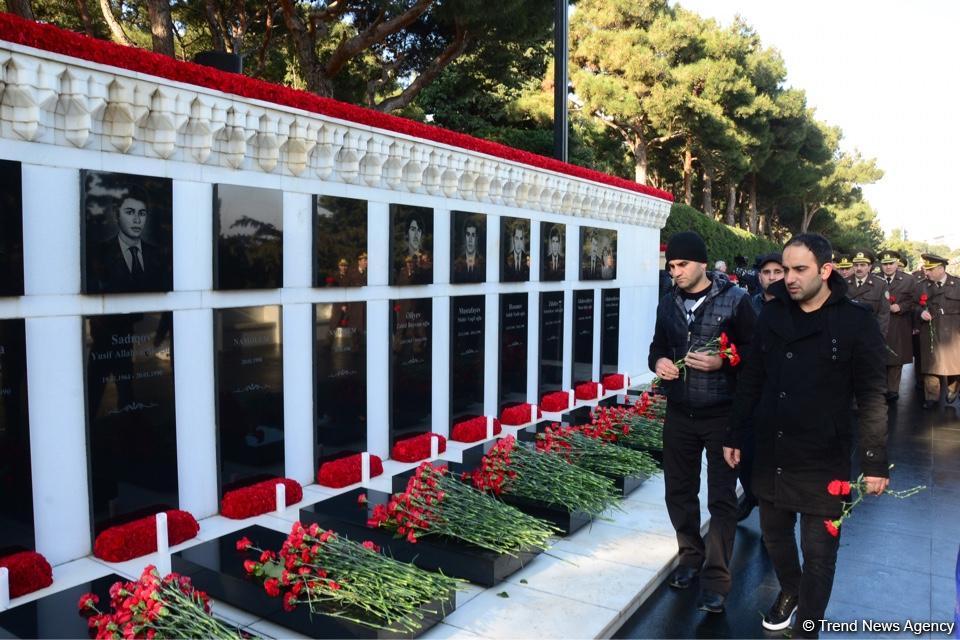 Azərbaycan ictimaiyyəti 20 Yanvar faciəsi qurbanlarının əziz xatirəsini yad edir (FOTO)