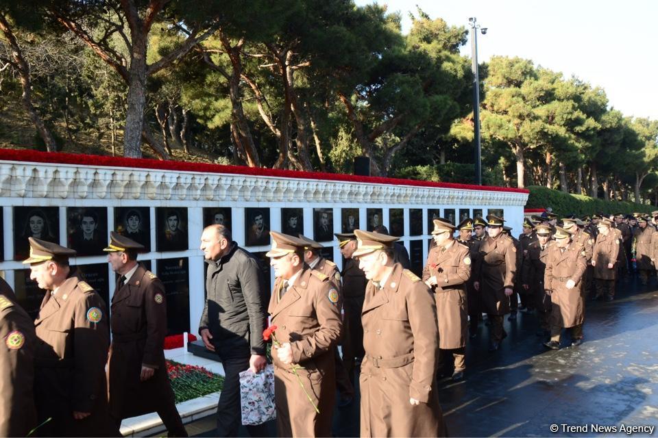 Azərbaycan ictimaiyyəti 20 Yanvar faciəsi qurbanlarının əziz xatirəsini yad edir (FOTO)