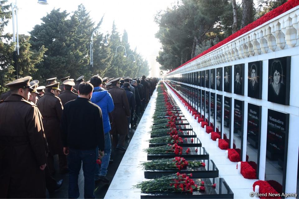 Azərbaycan ictimaiyyəti 20 Yanvar faciəsi qurbanlarının əziz xatirəsini yad edir (FOTO)