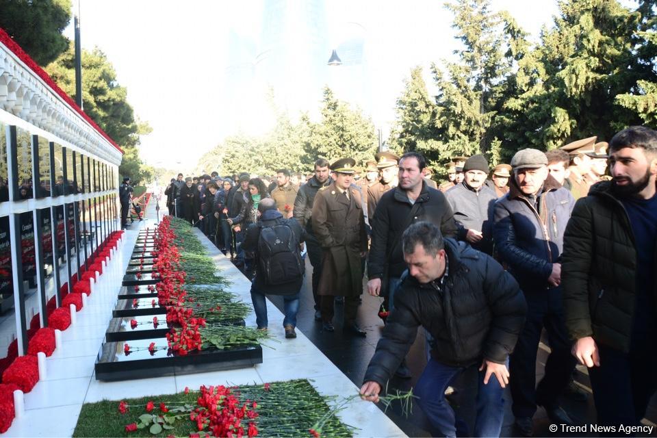 Azərbaycan ictimaiyyəti 20 Yanvar faciəsi qurbanlarının əziz xatirəsini yad edir (FOTO)