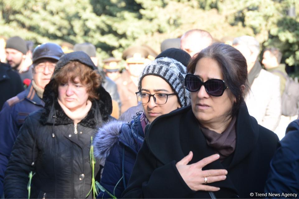 Azərbaycan ictimaiyyəti 20 Yanvar faciəsi qurbanlarının əziz xatirəsini yad edir (FOTO)