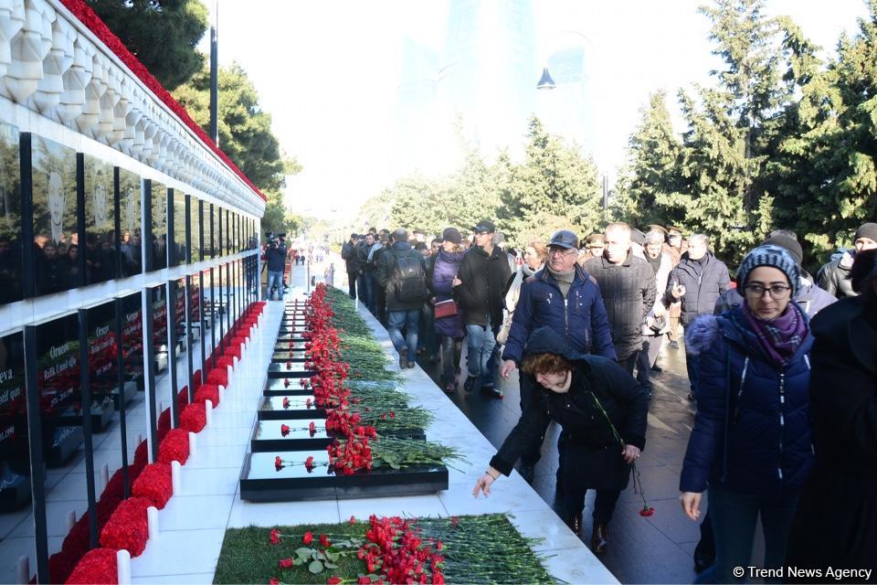 Azərbaycan ictimaiyyəti 20 Yanvar faciəsi qurbanlarının əziz xatirəsini yad edir (FOTO)