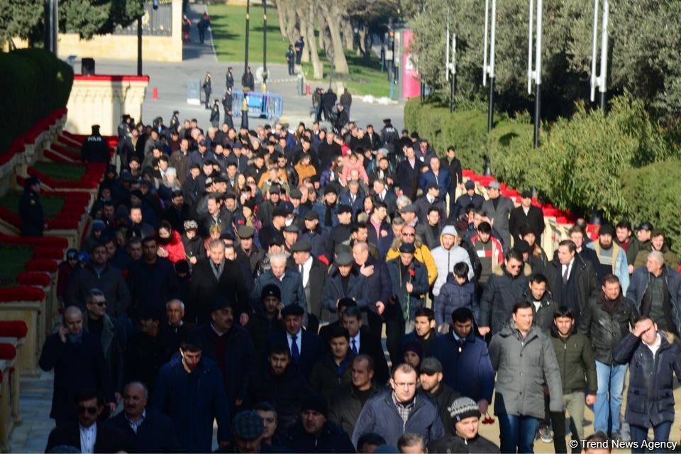 Azərbaycan ictimaiyyəti 20 Yanvar faciəsi qurbanlarının əziz xatirəsini yad edir (FOTO)