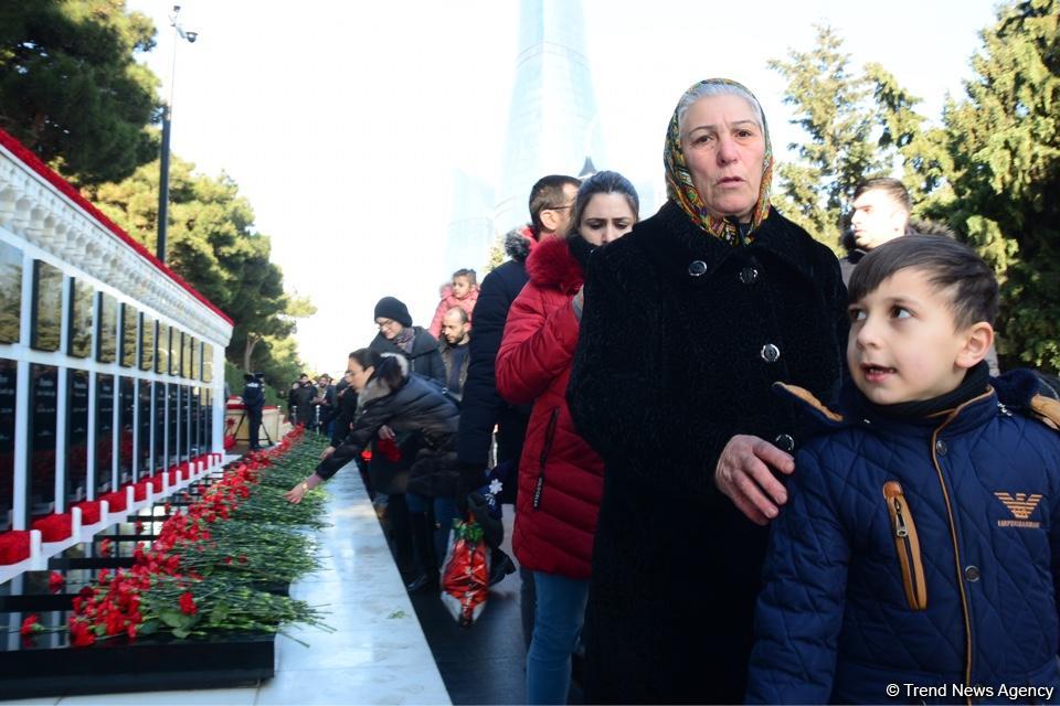 Azərbaycan ictimaiyyəti 20 Yanvar faciəsi qurbanlarının əziz xatirəsini yad edir (FOTO)