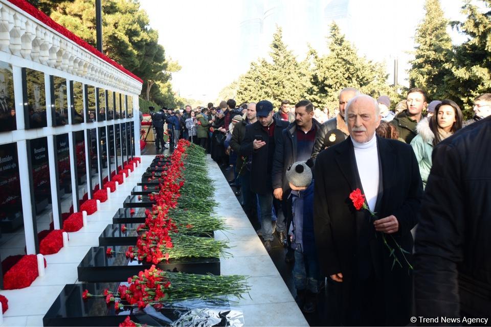 Azərbaycan ictimaiyyəti 20 Yanvar faciəsi qurbanlarının əziz xatirəsini yad edir (FOTO)