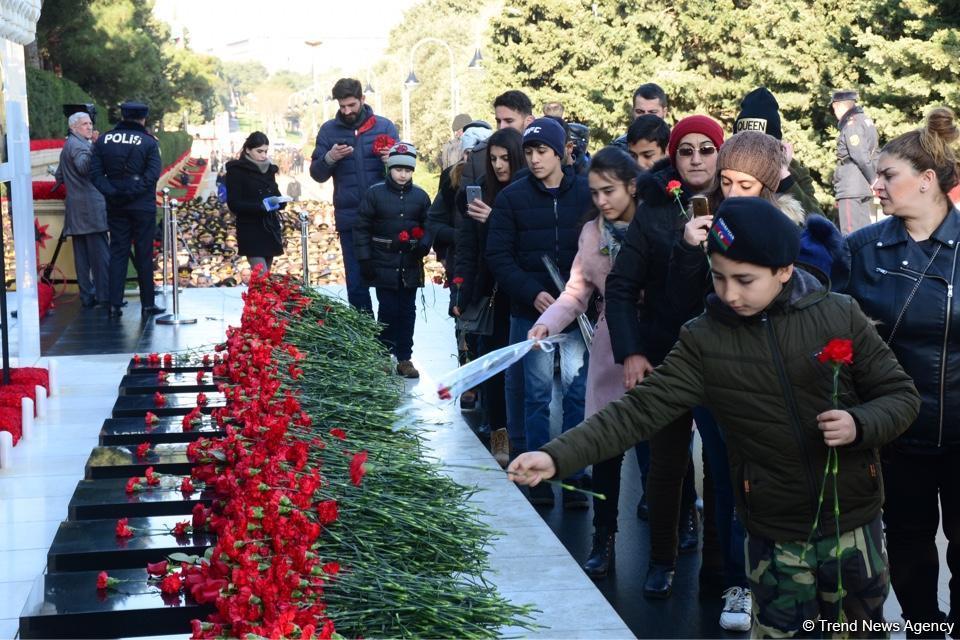 Azərbaycan ictimaiyyəti 20 Yanvar faciəsi qurbanlarının əziz xatirəsini yad edir (FOTO)
