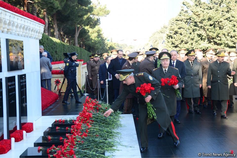 Azərbaycan ictimaiyyəti 20 Yanvar faciəsi qurbanlarının əziz xatirəsini yad edir (FOTO)