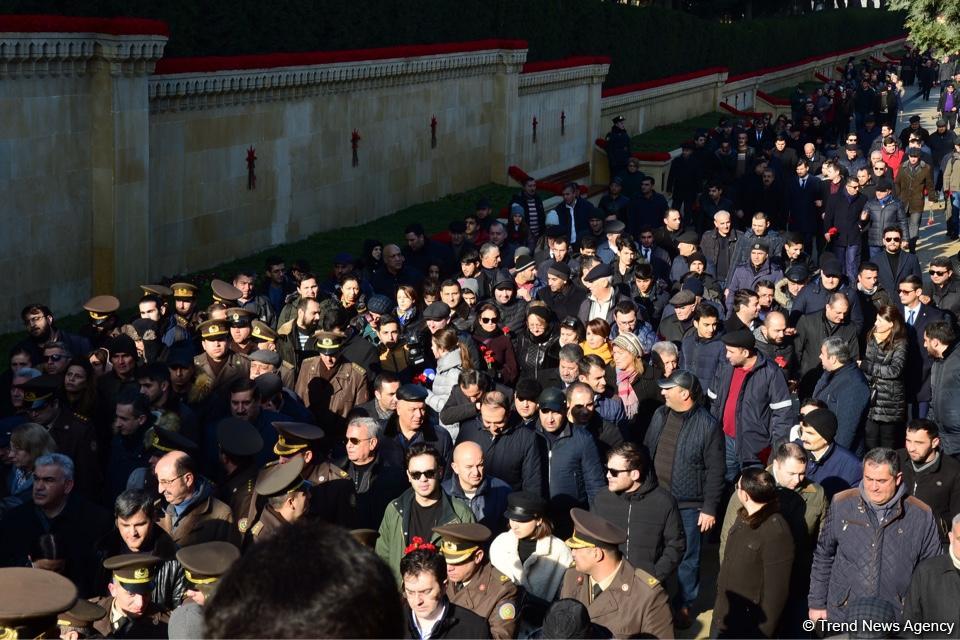 Azərbaycan ictimaiyyəti 20 Yanvar faciəsi qurbanlarının əziz xatirəsini yad edir (FOTO)
