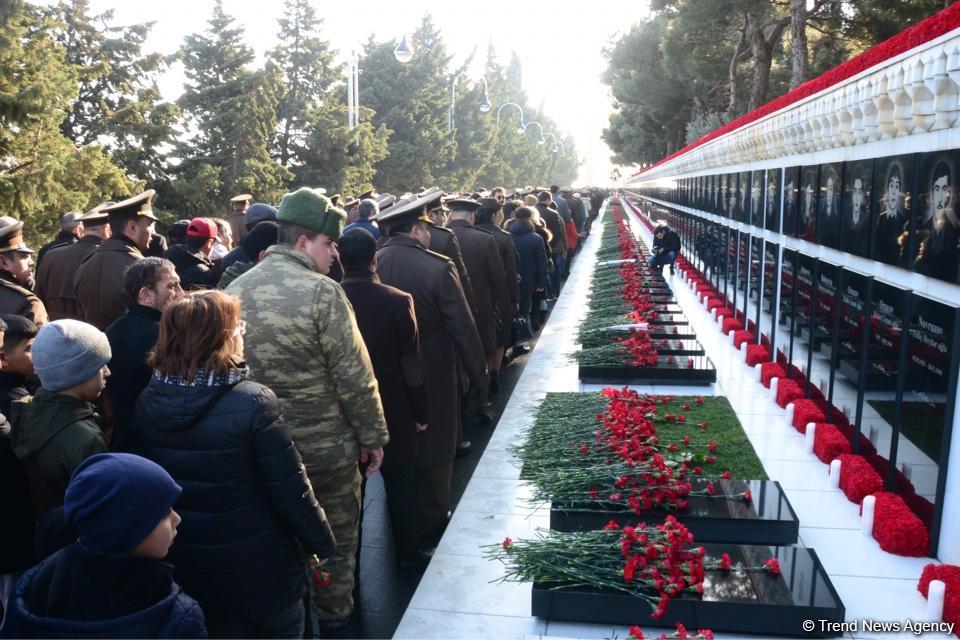 Azərbaycan ictimaiyyəti 20 Yanvar faciəsi qurbanlarının əziz xatirəsini yad edir (FOTO)