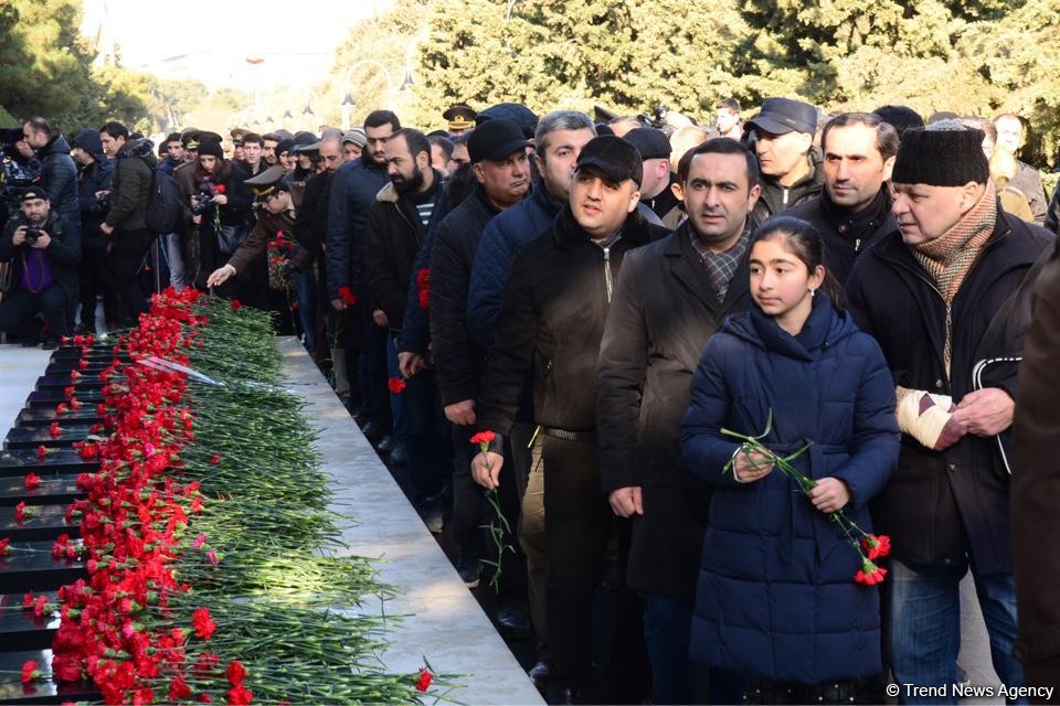 Azərbaycan ictimaiyyəti 20 Yanvar faciəsi qurbanlarının əziz xatirəsini yad edir (FOTO)
