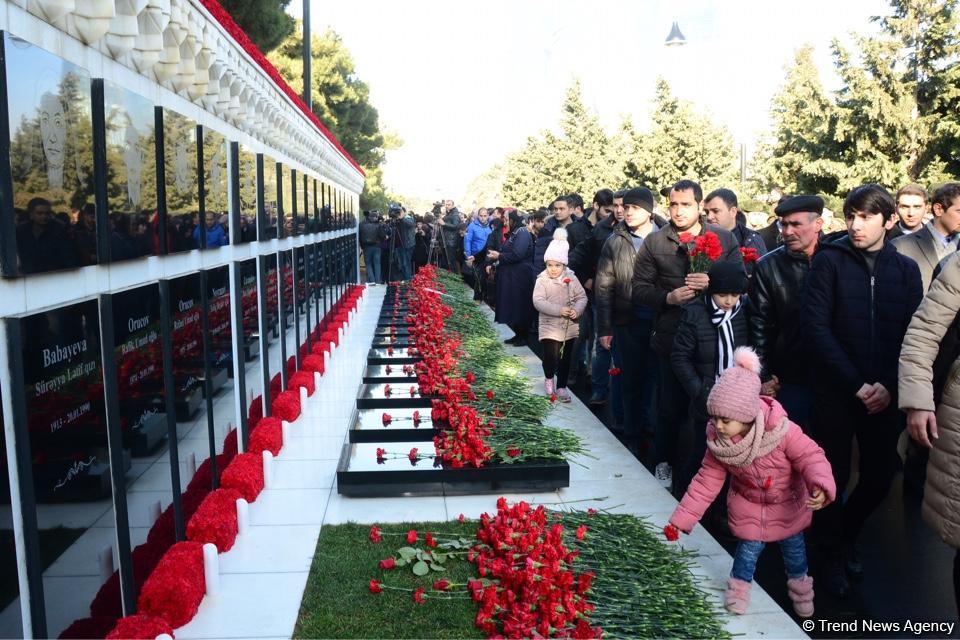 Azərbaycan ictimaiyyəti 20 Yanvar faciəsi qurbanlarının əziz xatirəsini yad edir (FOTO)