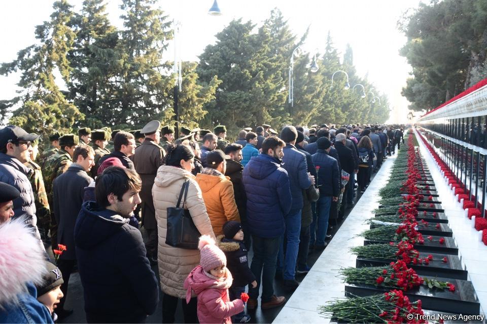 Azərbaycan ictimaiyyəti 20 Yanvar faciəsi qurbanlarının əziz xatirəsini yad edir (FOTO)