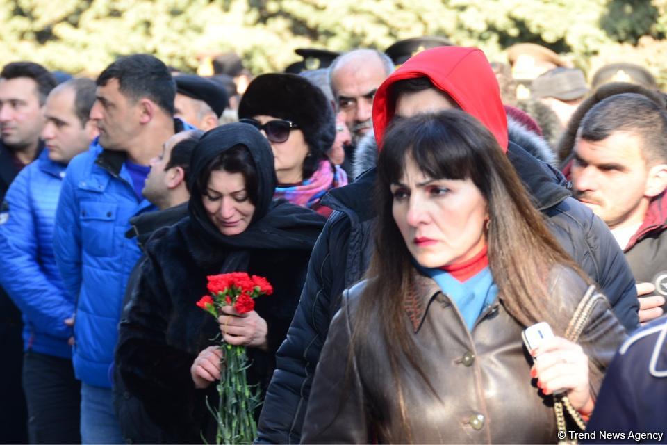Azərbaycan ictimaiyyəti 20 Yanvar faciəsi qurbanlarının əziz xatirəsini yad edir (FOTO)