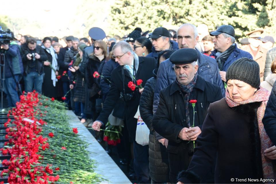 Azərbaycan ictimaiyyəti 20 Yanvar faciəsi qurbanlarının əziz xatirəsini yad edir (FOTO)