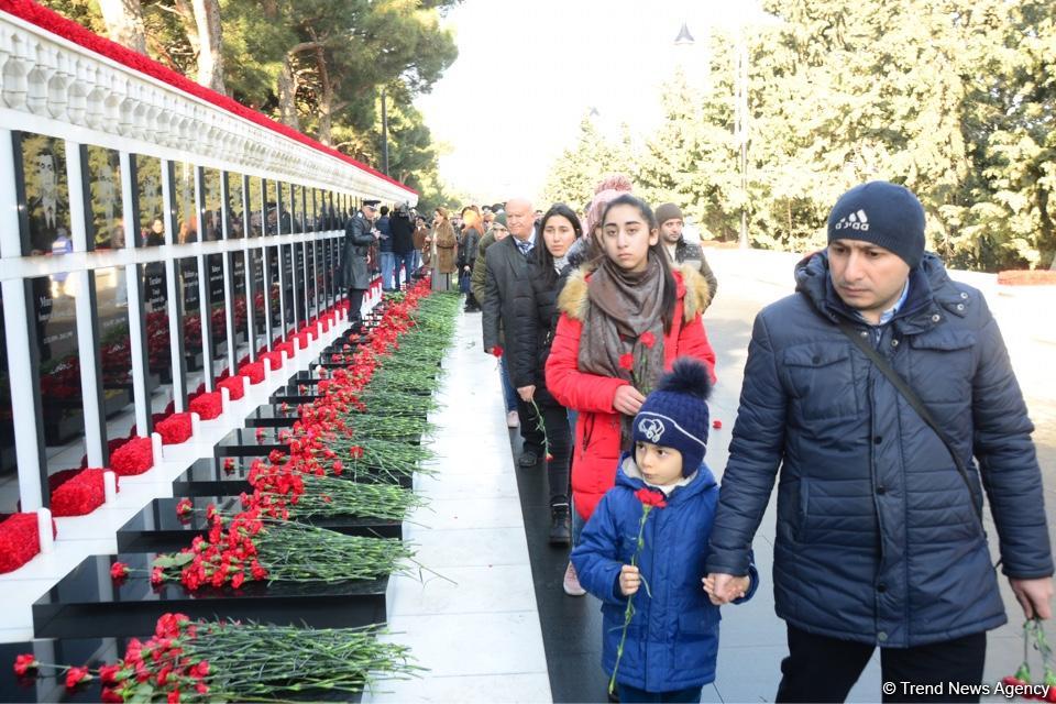 Azərbaycan ictimaiyyəti 20 Yanvar faciəsi qurbanlarının əziz xatirəsini yad edir (FOTO)