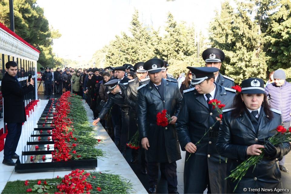 Azərbaycan ictimaiyyəti 20 Yanvar faciəsi qurbanlarının əziz xatirəsini yad edir (FOTO)