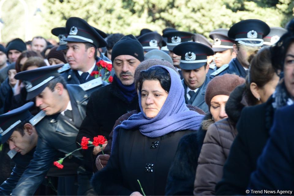 Azərbaycan ictimaiyyəti 20 Yanvar faciəsi qurbanlarının əziz xatirəsini yad edir (FOTO)