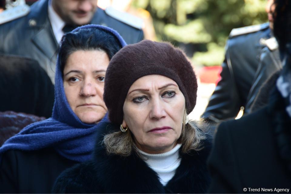 Azərbaycan ictimaiyyəti 20 Yanvar faciəsi qurbanlarının əziz xatirəsini yad edir (FOTO)