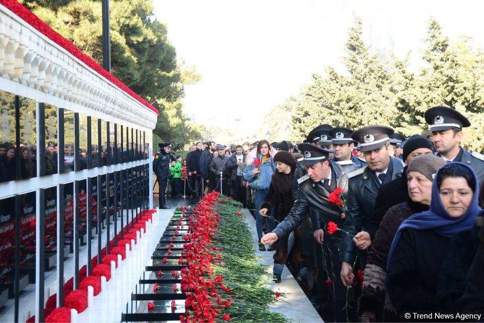 Azərbaycan ictimaiyyəti 20 Yanvar faciəsi qurbanlarının əziz xatirəsini yad edir (FOTO)