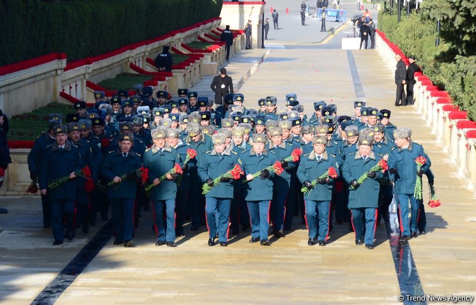 Azərbaycan ictimaiyyəti 20 Yanvar faciəsi qurbanlarının əziz xatirəsini yad edir (FOTO)