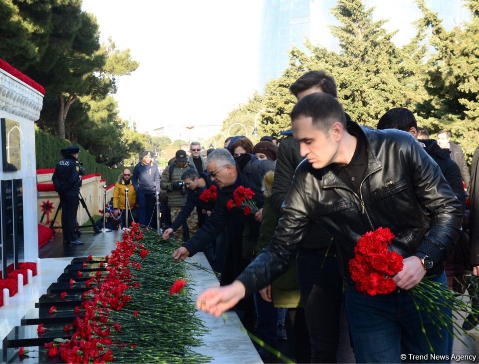 Azərbaycan ictimaiyyəti 20 Yanvar faciəsi qurbanlarının əziz xatirəsini yad edir (FOTO)