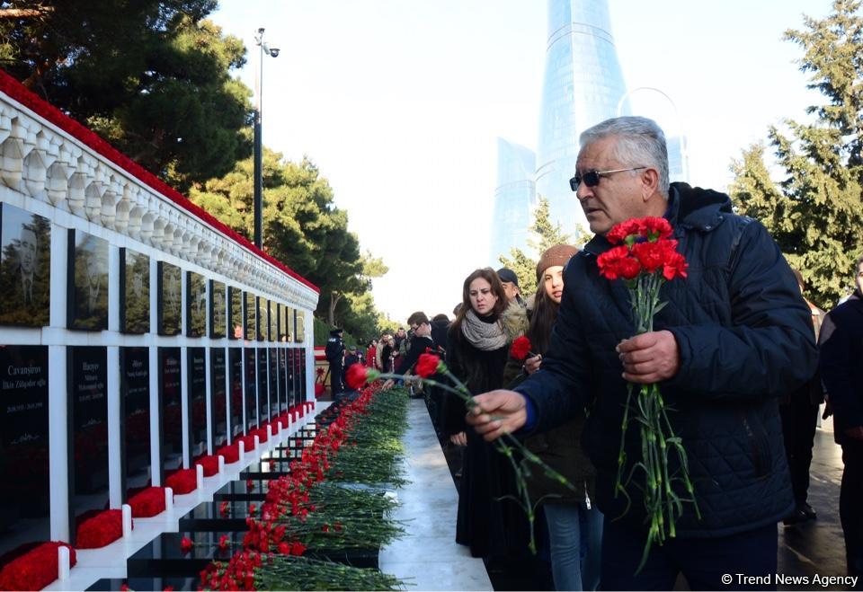 Azərbaycan ictimaiyyəti 20 Yanvar faciəsi qurbanlarının əziz xatirəsini yad edir (FOTO)