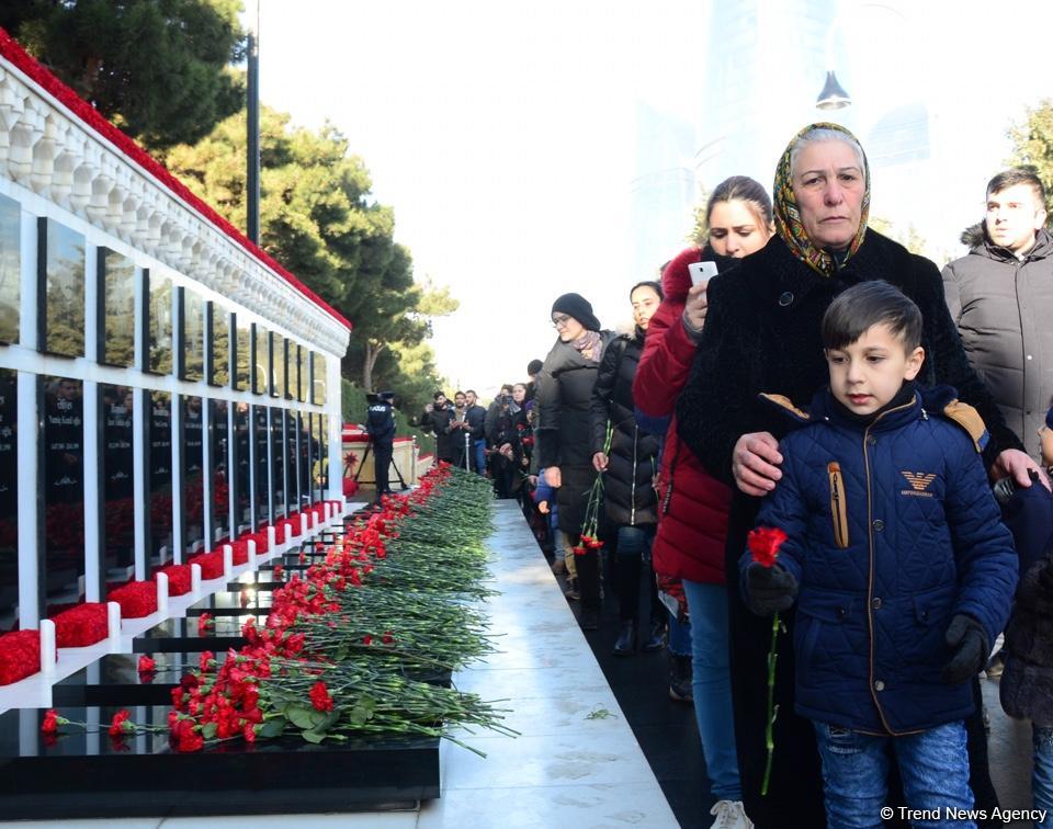 Azərbaycan ictimaiyyəti 20 Yanvar faciəsi qurbanlarının əziz xatirəsini yad edir (FOTO)
