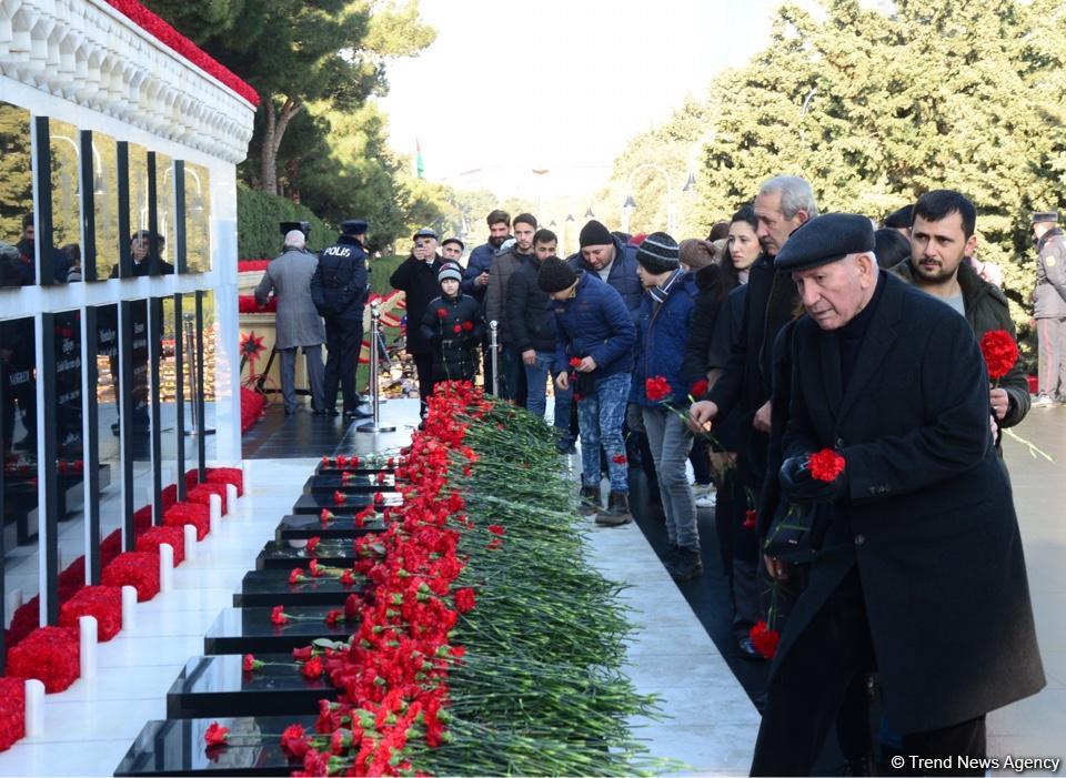 Azərbaycan ictimaiyyəti 20 Yanvar faciəsi qurbanlarının əziz xatirəsini yad edir (FOTO)