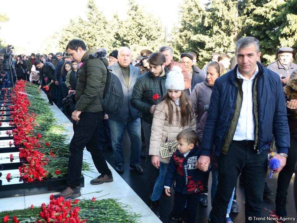 Azərbaycan ictimaiyyəti 20 Yanvar faciəsi qurbanlarının əziz xatirəsini yad edir (FOTO)