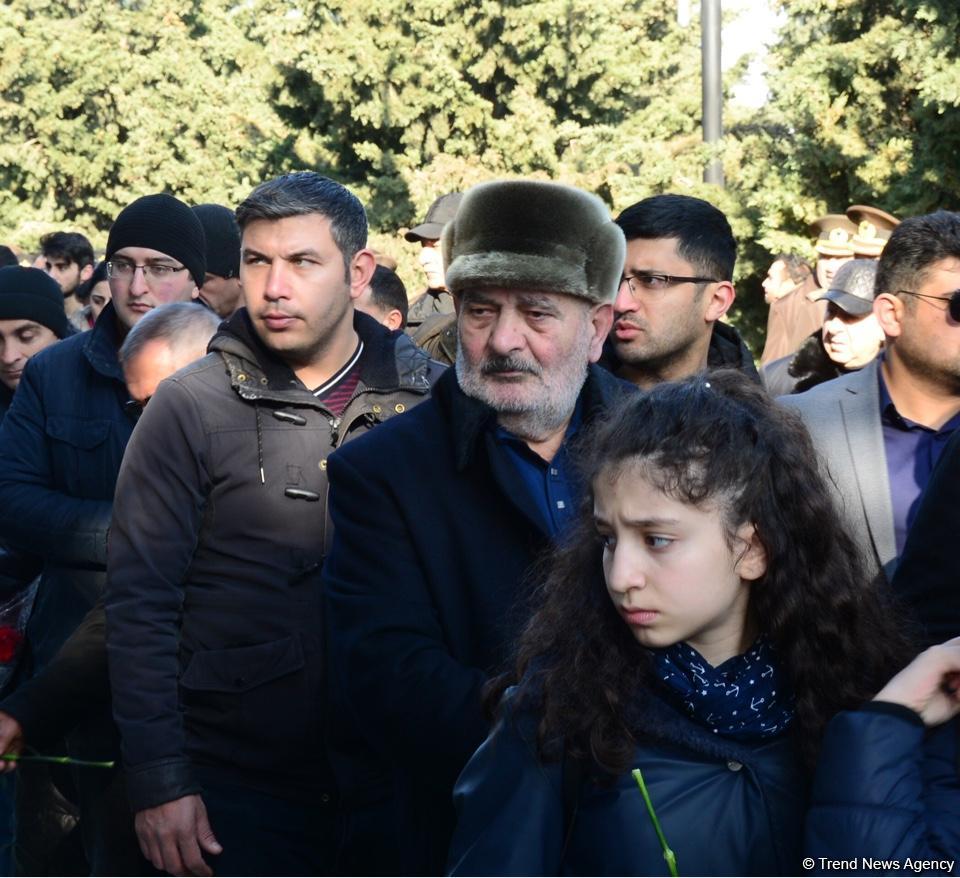 Azərbaycan ictimaiyyəti 20 Yanvar faciəsi qurbanlarının əziz xatirəsini yad edir (FOTO)